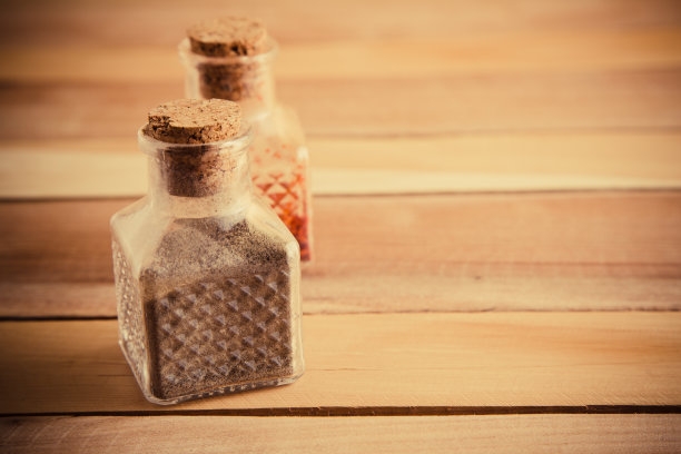 木质背景上放着几罐香料图片下载