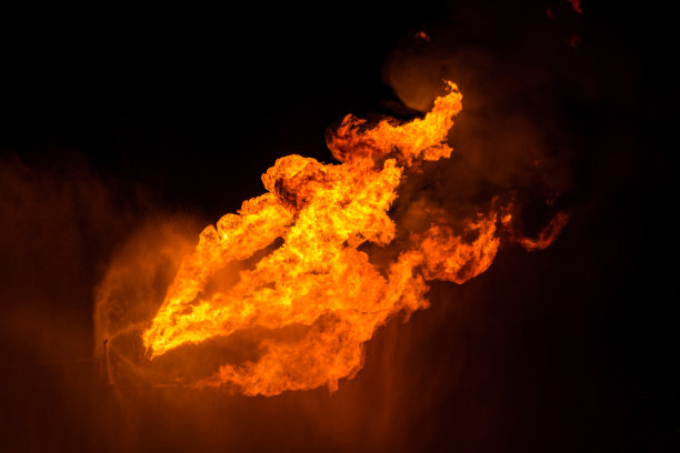 石油和天然气钻机的试井作业(燃除)。燃烧由雨淋系统控制的巨大气体火焰图片下载