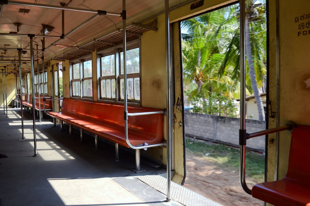 空旷的郊区火车内部图片下载