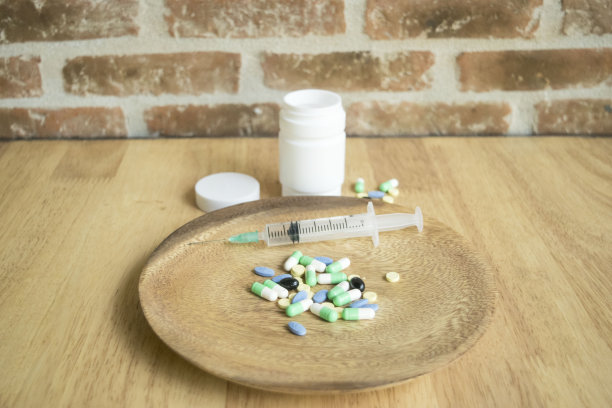 医生检查了病人的牙痛，医生已经治疗了牙齿，告诉病人要注意健康，准备吃药。图片下载