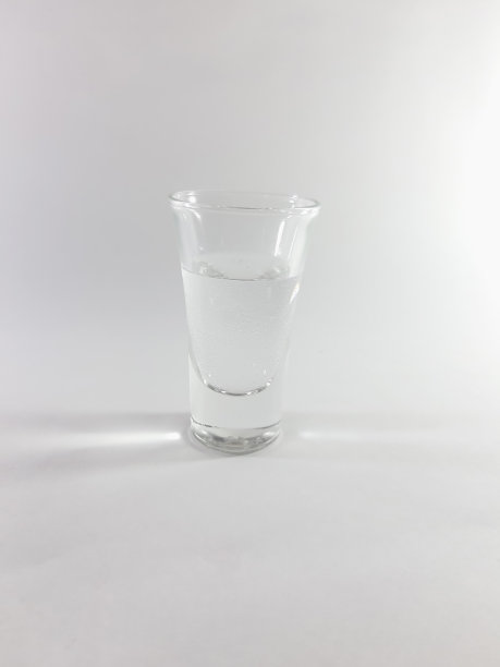 在透明的玻璃杯中饮用。杯子里的纯净水。孤立的照片。图片下载