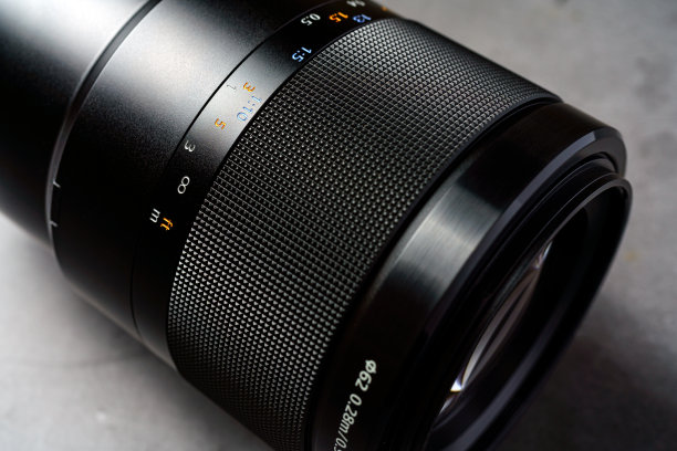 近距离的相机镜头在一个黑暗的背景图片下载