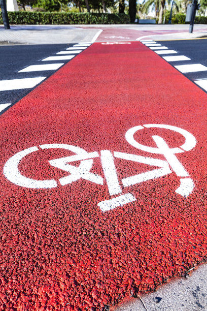 新柏油路上的自行车道图片下载