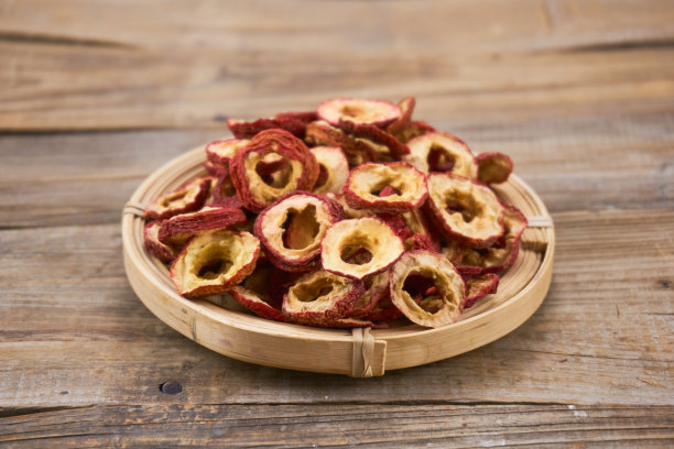 干山楂片在木材背景图片下载