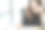 这个办公室女职员正专注于工作。素材图片