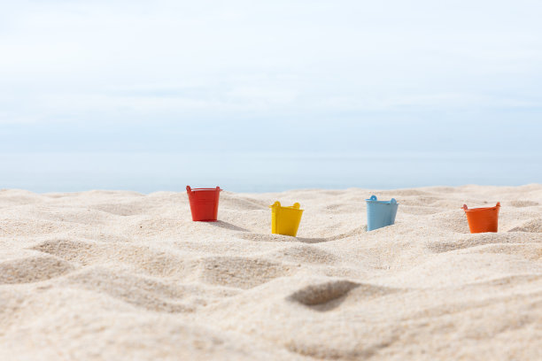 玩具放在白色的沙滩上图片下载