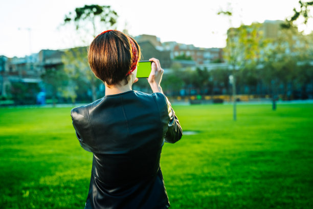 年轻女子用智能手机拍照图片下载