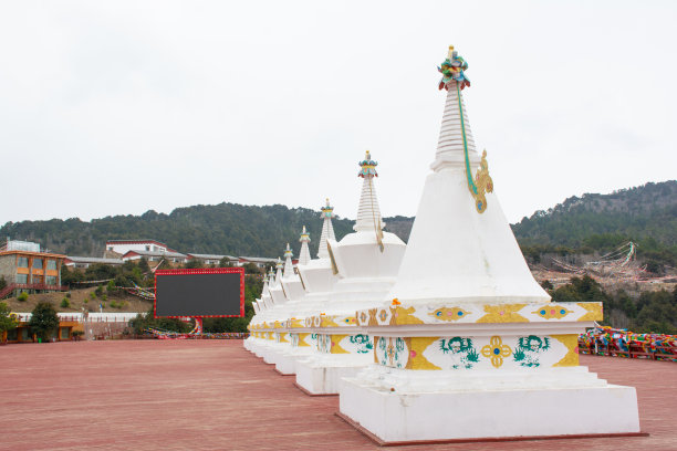 白色塔顶和佛教萨迦寺的一部分，中国西藏图片下载