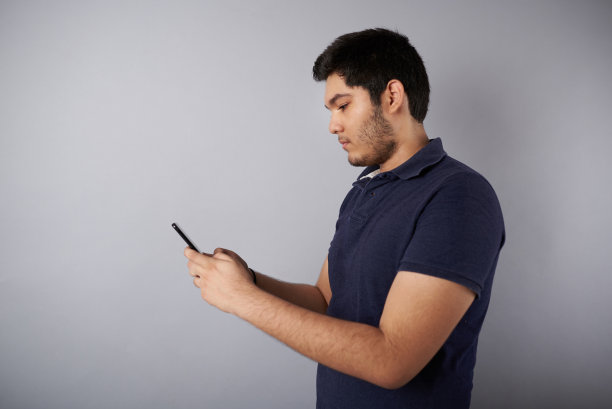 用智能手机发短信的年轻人图片下载