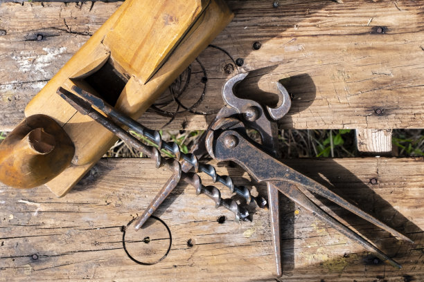 古董手工工具刨、钻、钉子。从各处看，都是棕色的旧木板。本空间图片下载