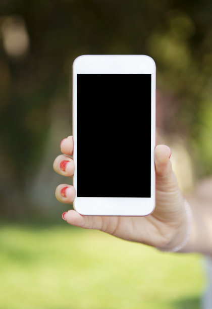女性手显示智能手机屏幕图片下载