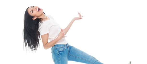 可爱的拉丁美洲女性长头发和穿着牛仔裤-空气吉他图片下载