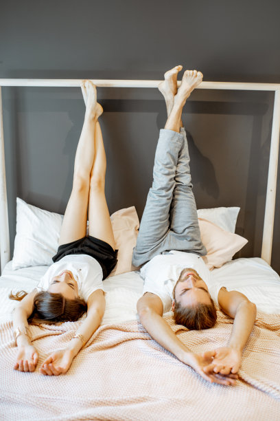 一对年轻夫妇在家里的卧室里图片下载