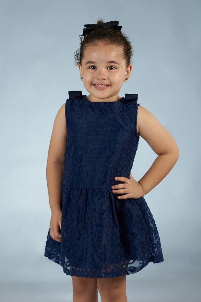 穿着蓝色裙子的可爱小女孩图片下载