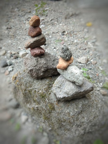 学习堆放石头的艺术图片下载