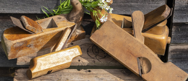 古董手工具，一组飞机。野花和木工工具。全景照片。图片下载