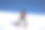 一个人穿着雪鞋在雪山上行走图片下载