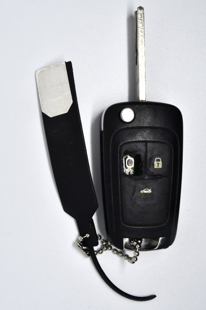 损坏的车钥匙隔离在白色与拷贝空间图片下载