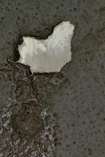 油漆墙被水破坏。图片下载