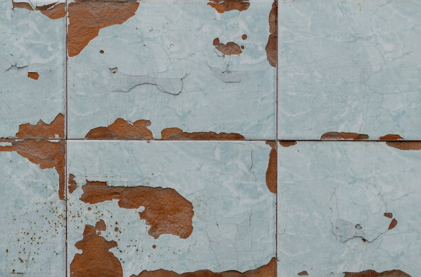 旧的浅色瓷砖在墙上剥落。图片下载