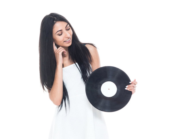 美丽的拉丁美洲女性穿着白色的裙子保持着一个记录图片下载