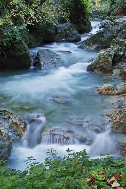 岩石间的水道图片下载