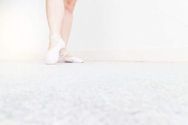 芭蕾舞右脚点位置在街上用点鞋，有灯光效果图片下载