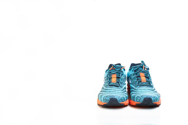 概念。爱运行概念。白色背景上的跑步运动鞋图片下载