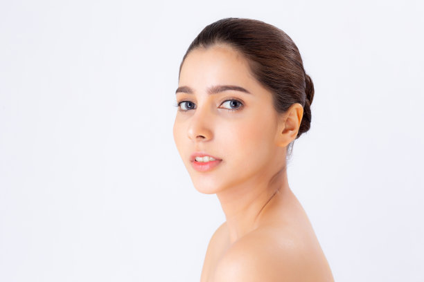 美丽肖像亚洲女性化妆化妆品，美丽的女孩与脸微笑迷人孤立在白色的背景，完美的健康和保健理念。图片下载