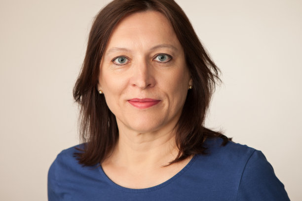 一个迷人的50岁女人的工作室肖像米色背景图片下载