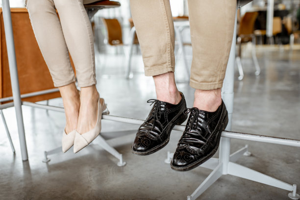 酒吧里的商务情侣图片下载