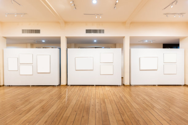 展览中心内的空白广告牌模板。对你的广告很有用。图片下载