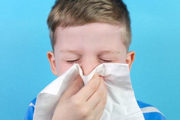 男孩的肖像与手帕，蓝色的背景图片下载