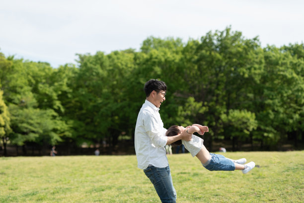 支持父亲和儿子玩耍图片下载