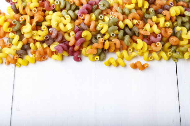 五彩缤纷的Cellentani面食。意大利食物的传统。图片下载