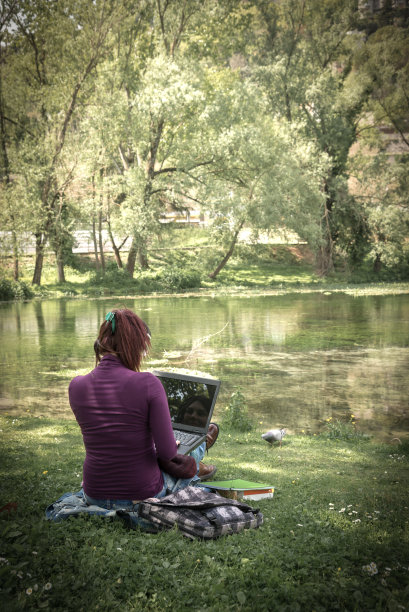 年轻的女孩在草地上图片下载