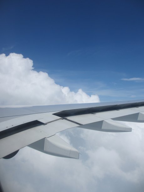 从飞机窗户看到的景象，机翼部分在照片中图片下载