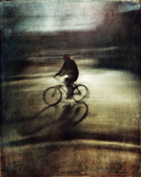 模糊的运动纹理的观点，骑自行车在道路上图片下载