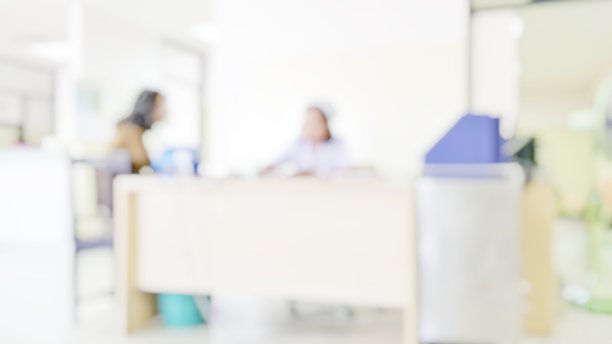 模糊抽象背景的病人登记在医院前台。模糊的护士接待员在医疗诊所照顾新客户。将接待区与工作人员离焦。医疗保健的概念。图片下载