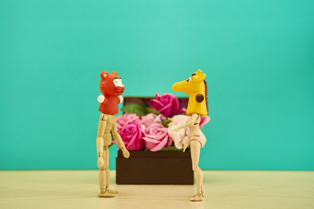 男人和女人玩偶和戴着动物面具的花盒子。图片下载