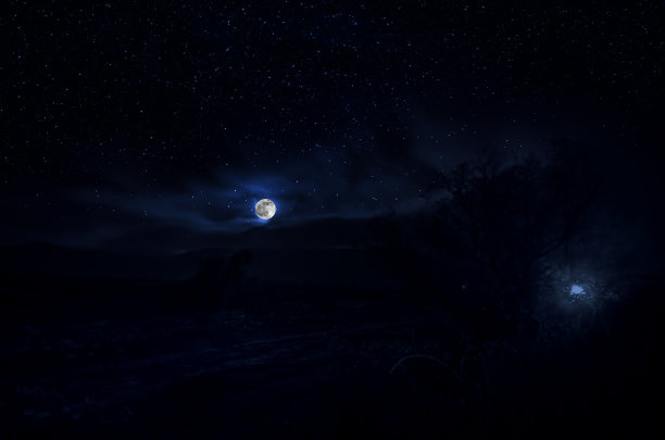 月圆之夜，山路穿过森林。风景优美的夜景乡村小路，夜晚有大月亮。长快门的照片图片下载