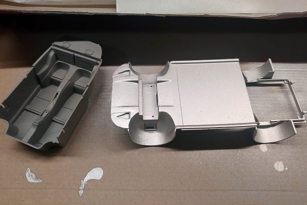 用于组装的比例模型汽车的未底漆和底漆部分。车身和汽车内部。建模。画一辆玩具车。图片下载