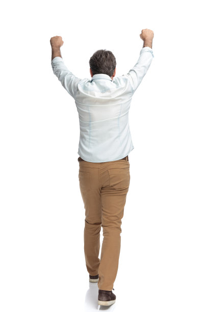 胜利的漫不经心的男人向前走着庆祝图片下载