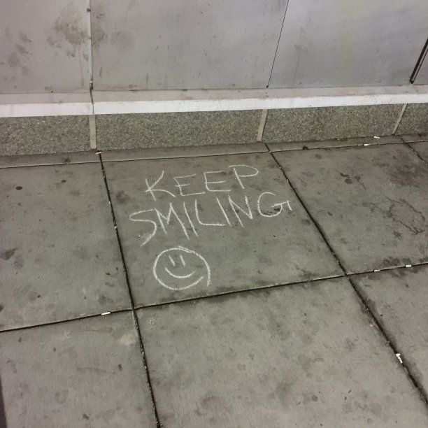 微笑人行道粉笔图片下载