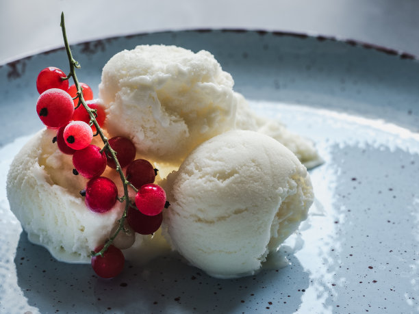 鲜亮美味的冰淇淋和红加仑子图片下载