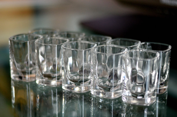 玻璃杯可以排成一排图片下载