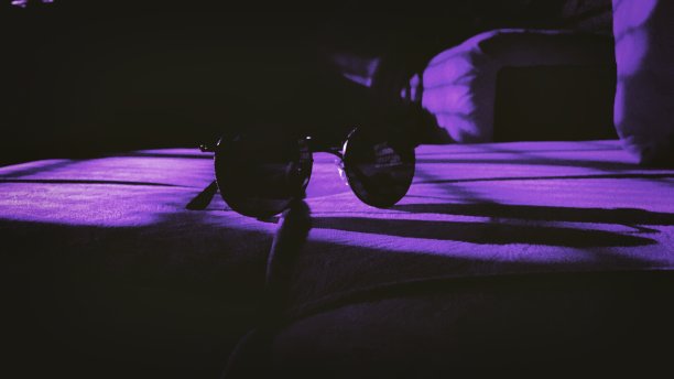 太阳镜上的紫色聚光灯图片下载