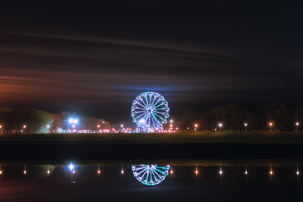 在梁赞附近的奥卡珍珠的一个春天的夜晚，摩天轮在水中的倒影图片下载