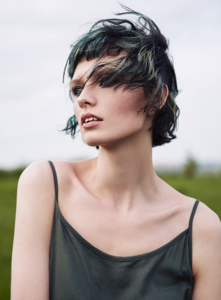 户外肖像的漂亮的年轻女孩在野外图片下载