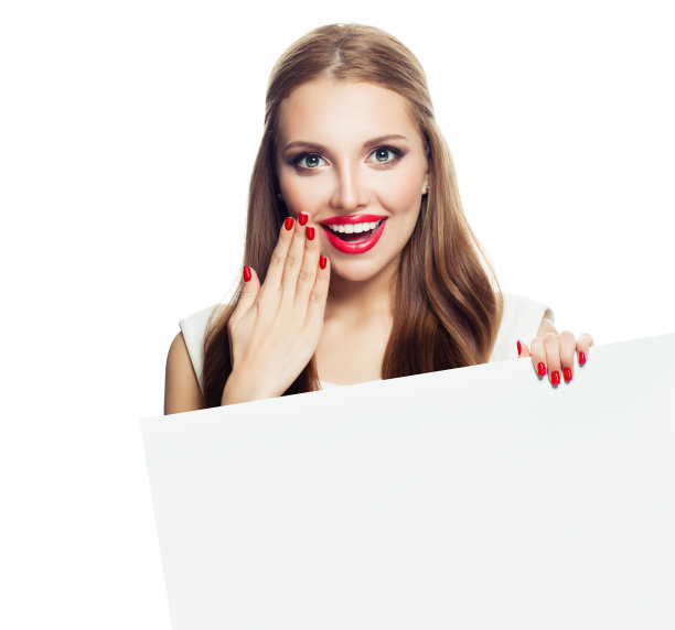 开心惊讶的女人展示着白纸空白的纸板背景孤立图片下载